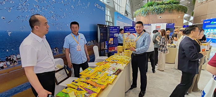 工作人员展示杂粮主食系列产品