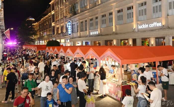 去年举办的“中情中意 消费一夏”消夏之夜购物节吸引市民游客近20万人次。　　（厦门日报资料图）