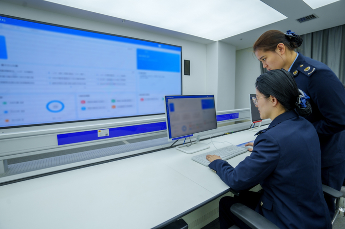 国家税务总局广饶县税务局税务干部利用“税务人智慧办公平台”进行业务数据分析，按流程做好任务推送，提升工作效率。于跃/摄