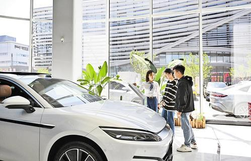     4月22日，市民在石家庄裕华汽车园一家车店内选购新能源汽车。    本组图片由本报记者史晟全摄