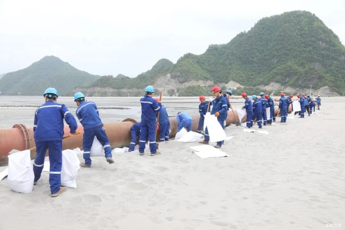 △在主坝拉沟区域堆垒沙袋