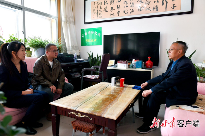 社区工作人员走访西域花园小区住户闫海龙，征求他对社区工作的意见和建议。新甘肃·甘肃日报记者 马伊星摄