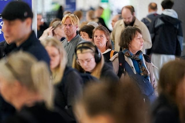 2025年5月9日，游客在新泽西州纽瓦克自由国际机场等待办理登机手续。图源：外媒