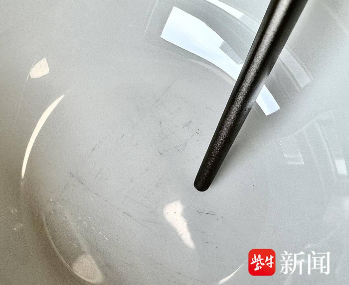 记者实测，钛筷子的确容易在碗底划出痕迹。朱君贤 摄
