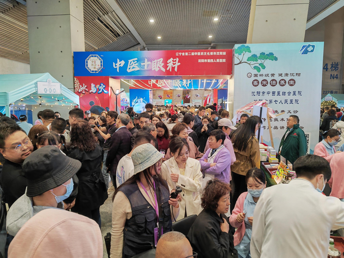 中医药文化夜市人山人海。 王文郁/摄