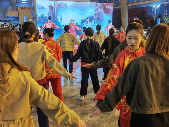 专业教练指导市民用传统功法健身。王文郁/摄