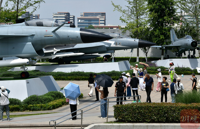 市民在成飞公园围观战机模型。