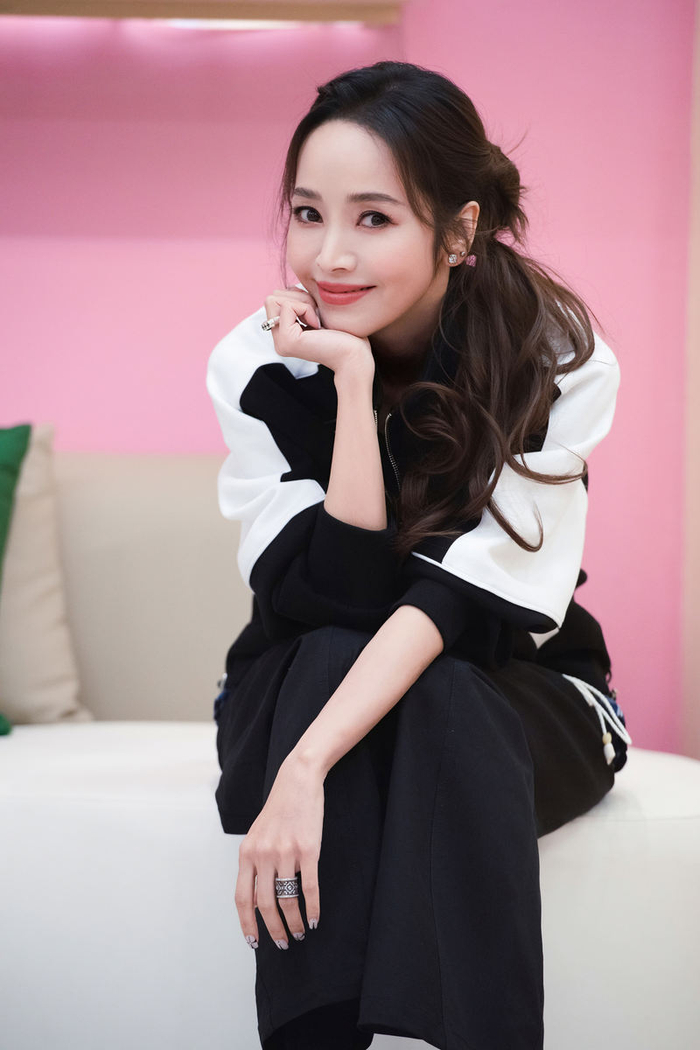 成为《乘风2025》的队长，是侯佩岑职业生涯中最具反差感的角色。 受访者供图