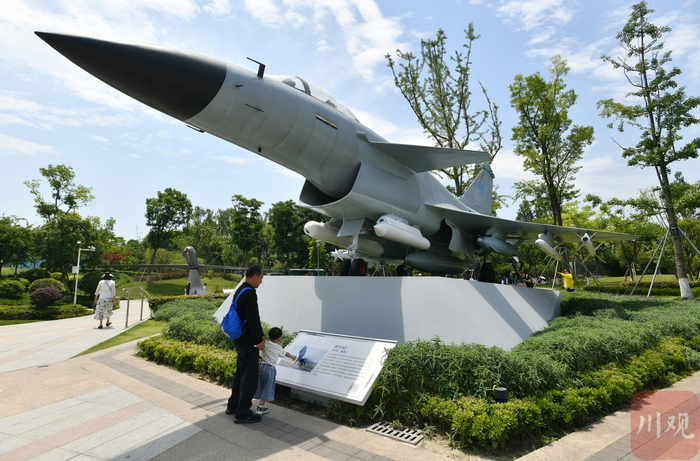 市民在成飞公园观看战机歼10C模型。