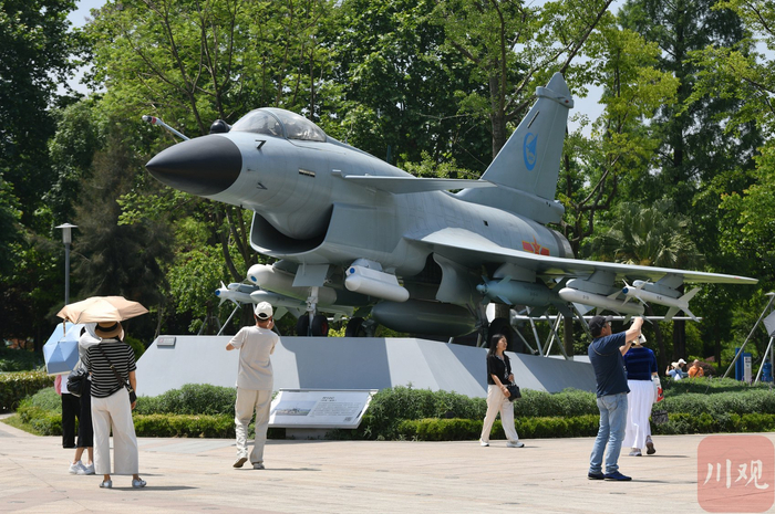 市民在成飞公园围观战机歼10C模型。