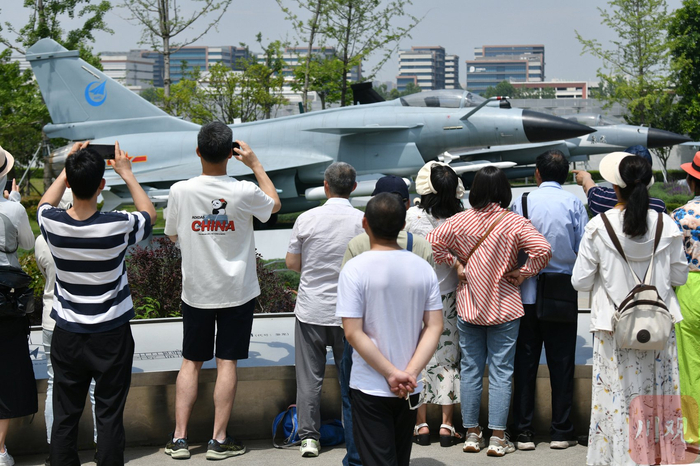 市民在成飞公园围观战机歼10C模型。