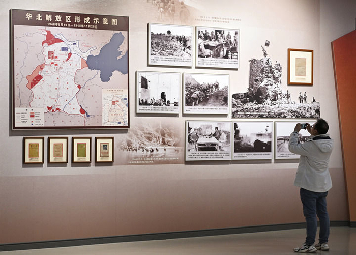2025年3月27日，观众在位于天津市红桥区的平津战役纪念馆参观。新华社记者 李然 摄