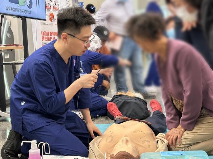 佘子轩在义诊活动中科普心肺复苏