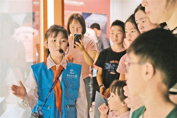 　小小讲解员聂嘉悦在宁夏博物馆西夏文物展区为游客讲解。