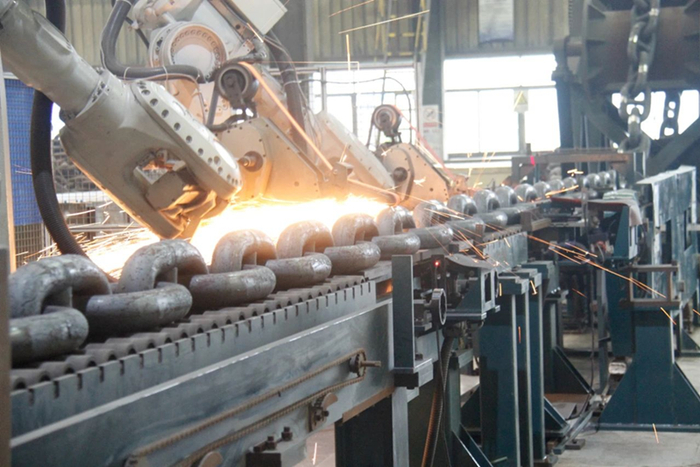 ▲图为亚星锚链生产现场。