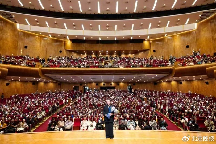 每周三戴锦华都会出现在被她称为“世界最大的艺术影院”的北大百周年纪念讲堂