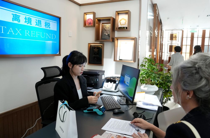 　　  4月29日，一名入境游客在上海市张园的集中退税服务点领取退税金。新华社记者 刘颖 摄