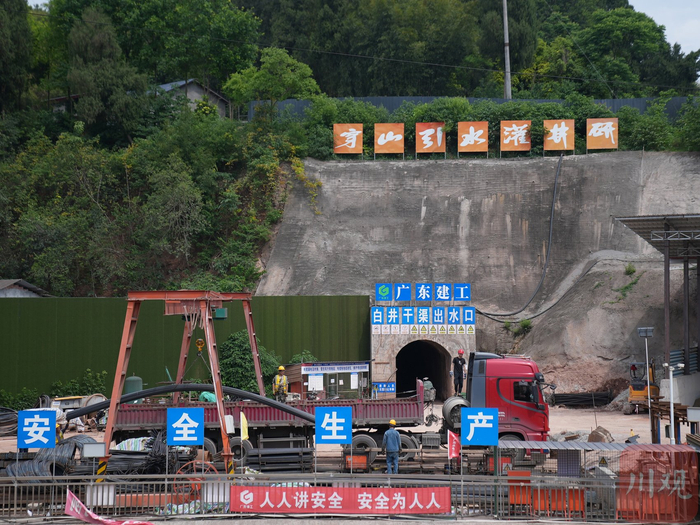 都江堰灌区井研白井干渠出水口施工场景。     韦维  摄
