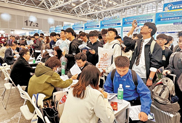 今年广东举办的一次大型招聘会现场 （香港文汇网）