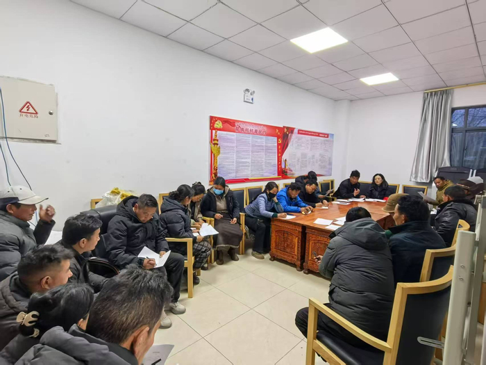 巴宜区人民检察院驻林芝镇帮纳村工作队组织村民代表讨论村集体经济发展思路。安艳芳摄