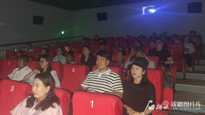 阿瓦提县观众观看《地上的云朵》。 茹先古丽·阿迪力 摄