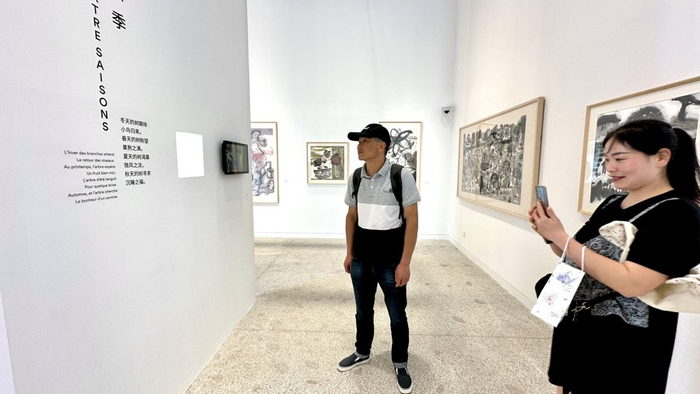 市民观赏上海植物园内的画展