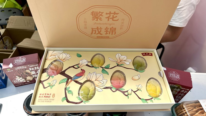 老字号沈大成与花展联名开发了糕点礼盒