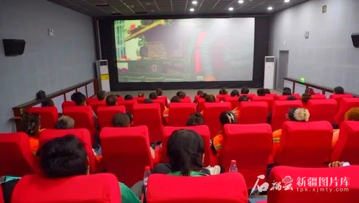 《地上的云朵》在阿瓦提县影院上映。 茹先古丽·阿迪力 摄