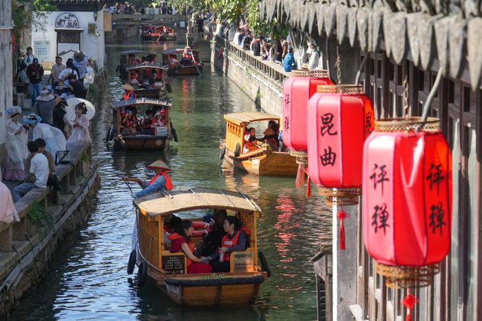  2024年4月18日，游客在苏州平江历史文化街区休闲游玩。新华社记者 李博 摄