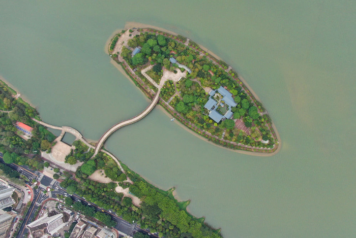 2021年4月8日拍摄的江心岛书院所在的广东清远清城区北江的江心岛（无人机照片）。新华社记者 邓华 摄