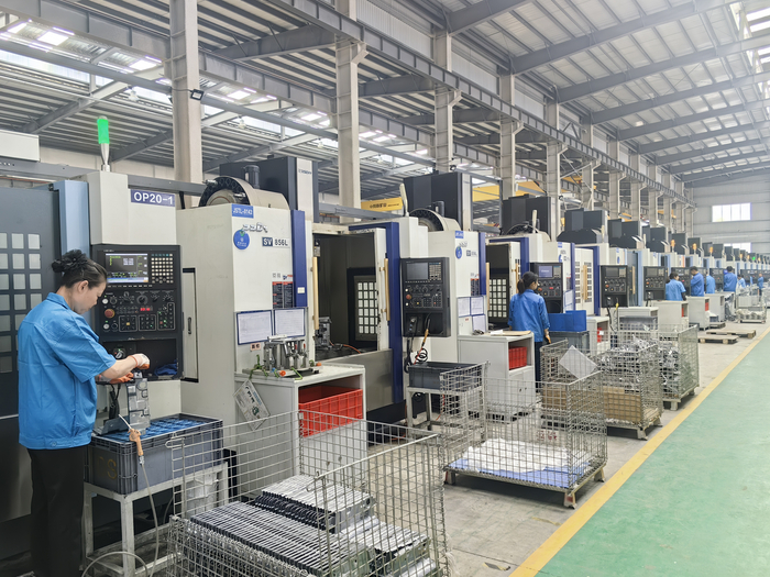 ▲图为天龙车辆部件新能源汽车配件生产车间。