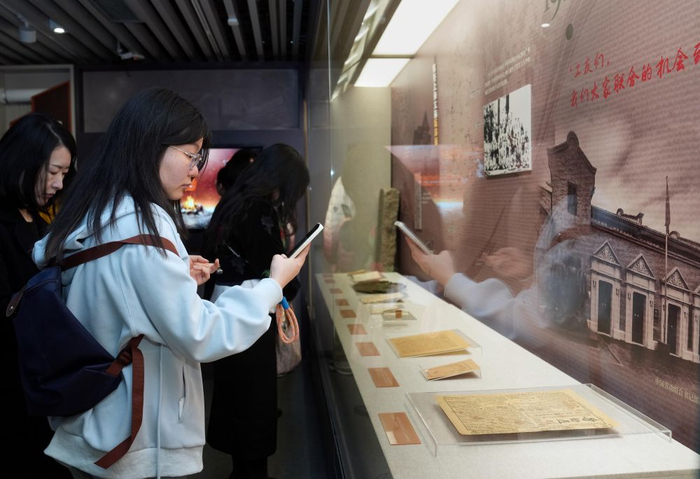  2025年3月31日，“热的血——纪念五卅运动100周年文物史料专题展”在中共一大纪念馆专题展厅开幕。新华社记者 刘颖 摄