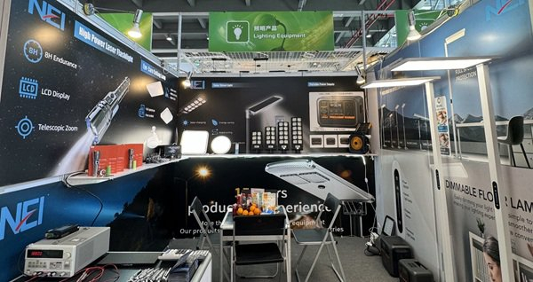 新立电子在广交会展位展示各类照明产品