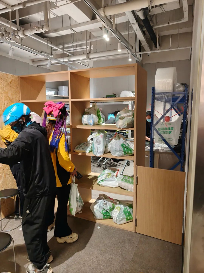 图：鲜风生活印象汇店的外卖取单区