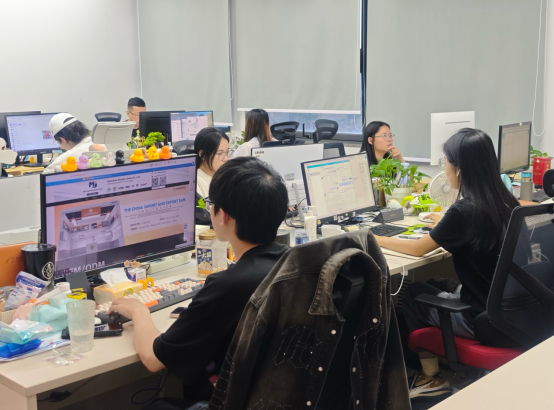 （图：深圳市麦祺佳家居有限公司的外贸业务员正在全力接单）