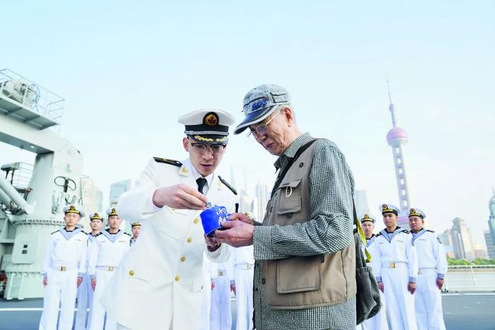 邓石在沂蒙山舰参观时,舰员向他赠送纪念品。孙中昊摄