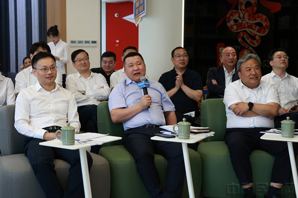 浙江省机场集团党委书记、董事长魏建根与青年员工交谈