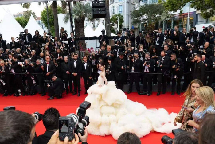 万千惠身着大裙摆亮相红毯 图据万千惠微博