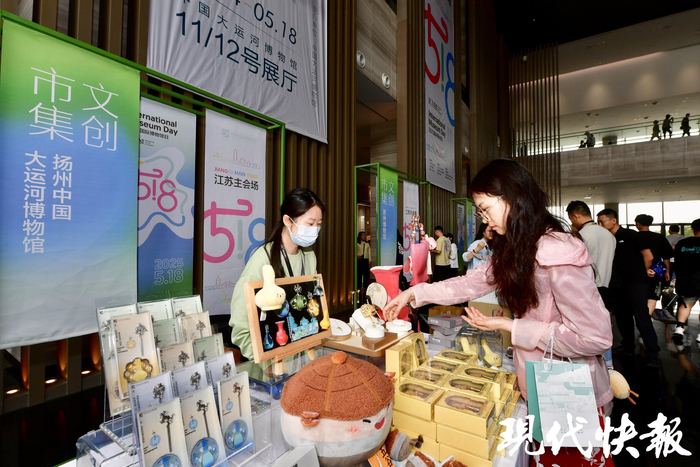 市民游客在挑选文创