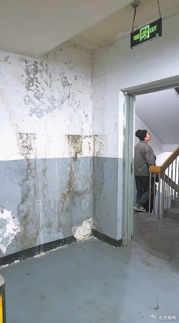 业主反映地下车库一下雨就漏水，物业公司管理并未到位。