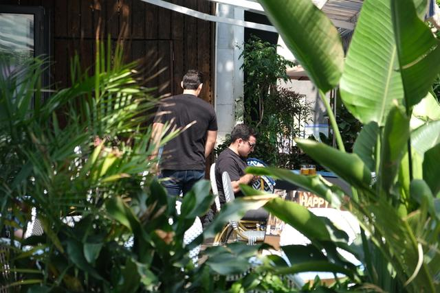 “巨富长”街区餐厅外摆位上，入境游客在就餐。周昱帆 摄