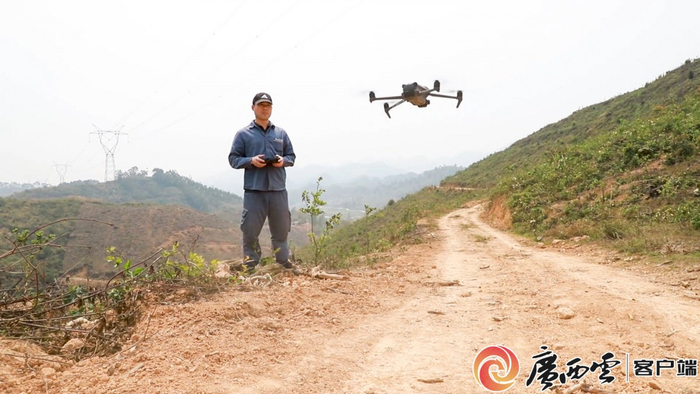 南方电网工作人员正在使用无人机巡检线路。广西百色市林业局供图