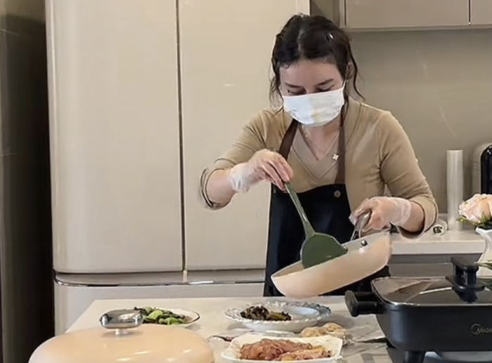 潘来兮在客户家做饭。来自社交账号“阿绿爱做饭”截图