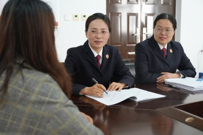 2024年3月，刘某到郑州市金水区检察院申请监督，检察官向她了解案情。（资料图）