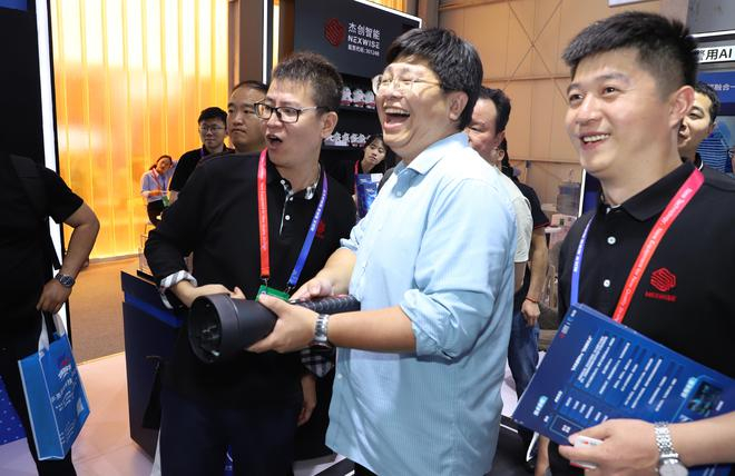 现场观众体验电磁网捕器，图片来源：企业供图