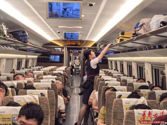 （乘务员在G2138次列车上值乘。 通讯员供图）