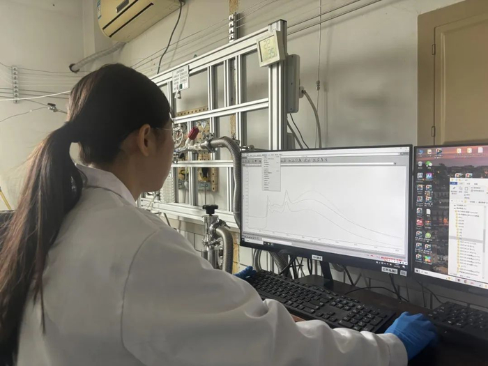 闫思杨观察电脑上的实验结果