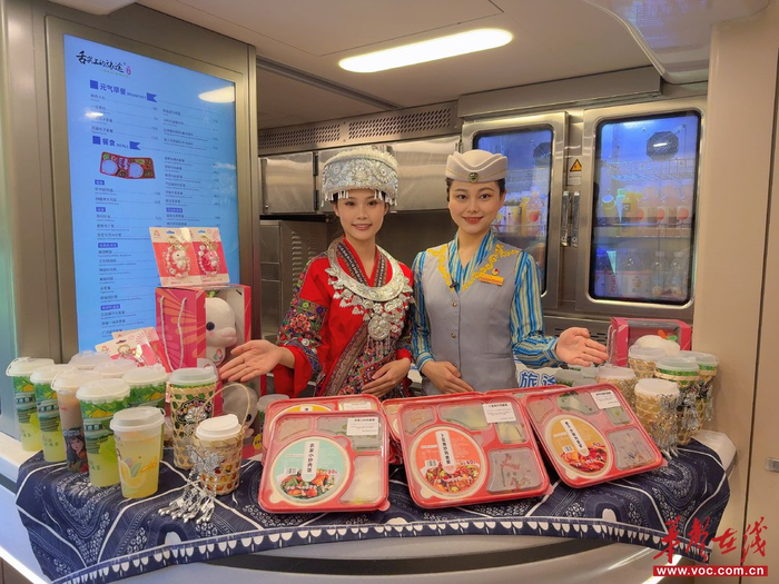 （G2138次列车上“湘”味十足的餐食饮品。 通讯员供图）