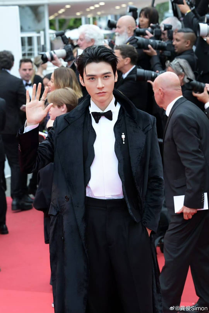 龚俊亮相戛纳红毯 图据龚俊微博