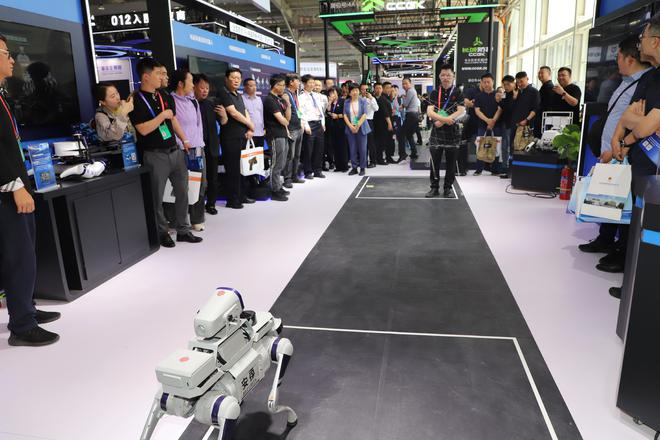 电磁网捕巡防机器狗现场演示，图片来源：企业供图